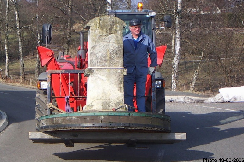 Enlèvement de la stèle