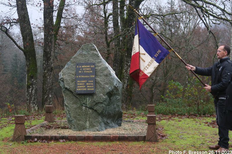 Devant la stèle