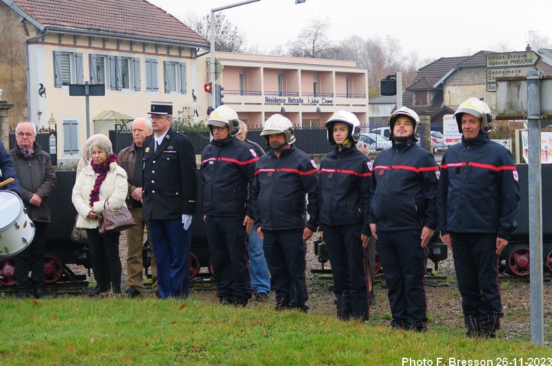 Pompiers et gendarme