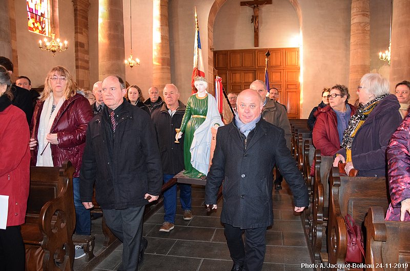 Sainte Barbe au milieu des paroissiens