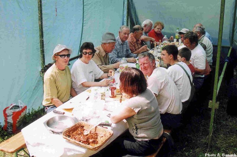 Le groupe à table