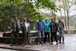 Des bénévoles sous la pluie