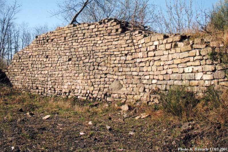 Le puits est derrière ce mur