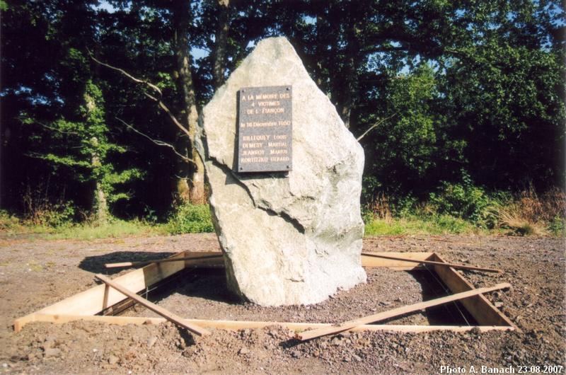 Les fondations de la stèle