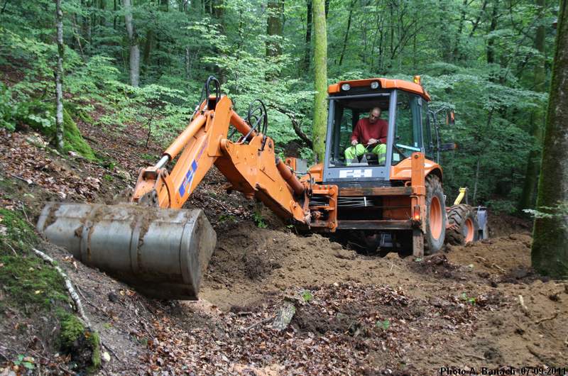 Le tracto-pelle communal en action