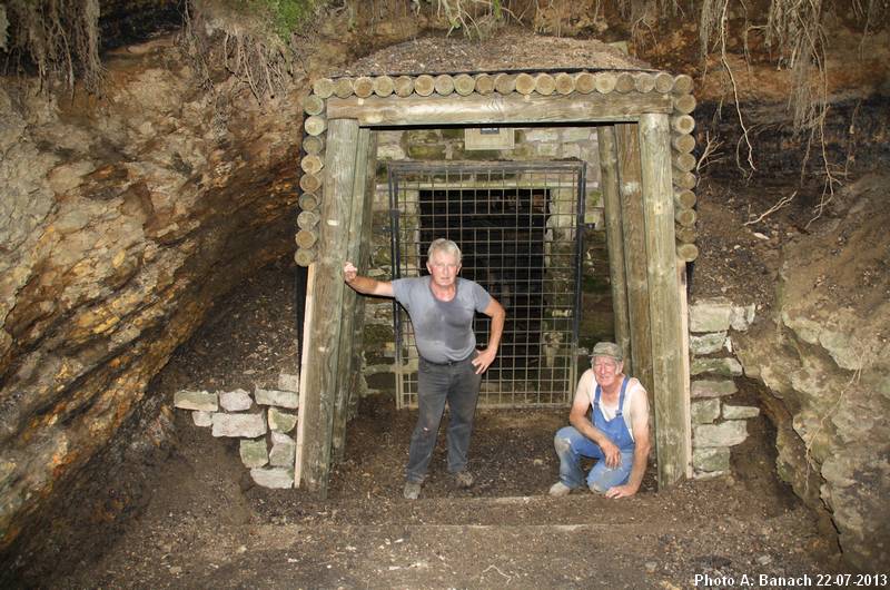 Moi et Paul devant l'entrée