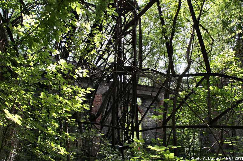 Les ferrailles tordues par la chaleur