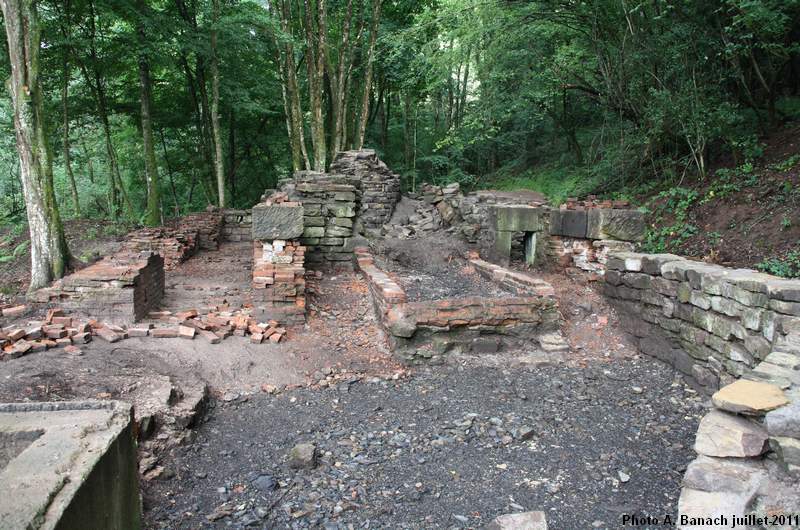 Les vestiges des anciens bâtiments