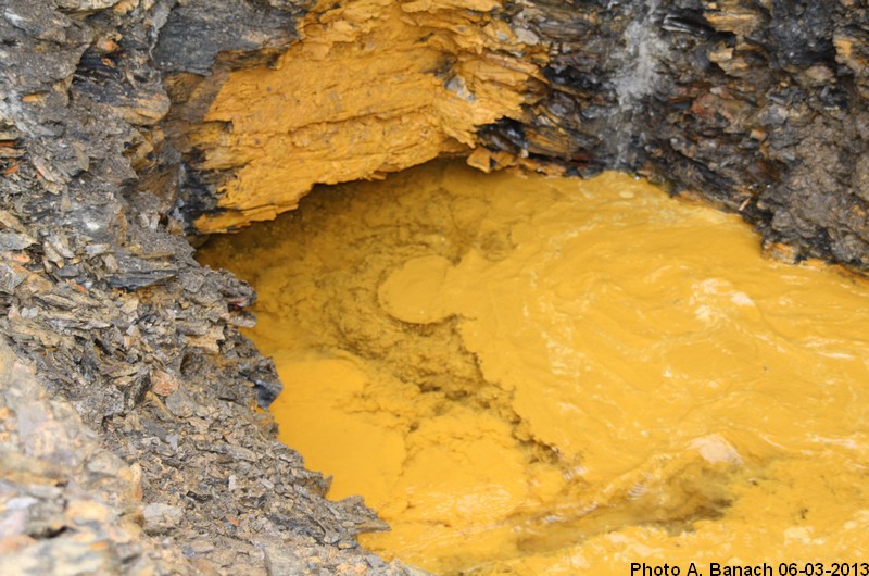 L'eau chargée de boue jaunâtre