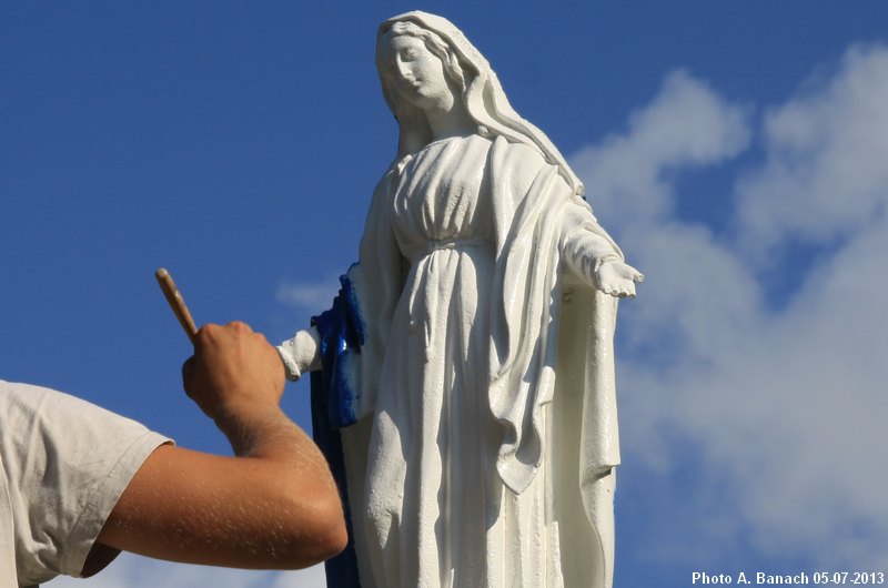 La vierge dans le ciel bleu