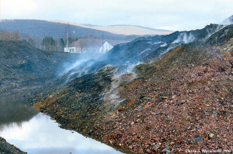 Le fossé coupe-feu au pied du terril