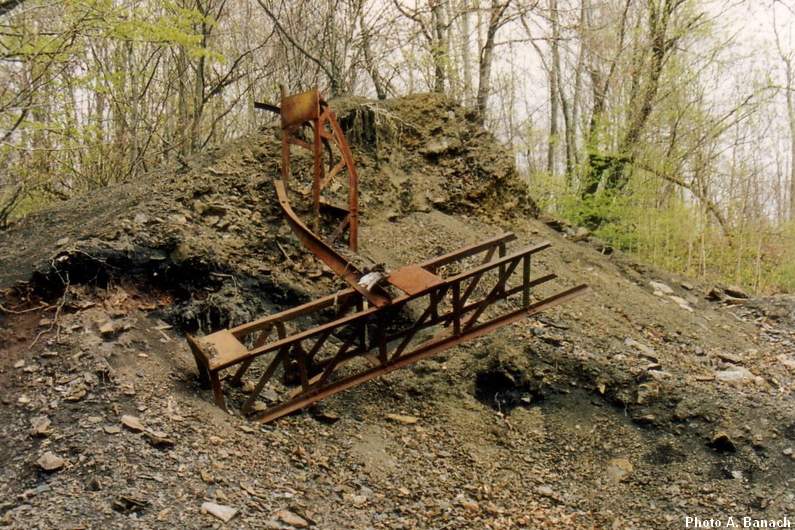 Un vieux pylone rouillé