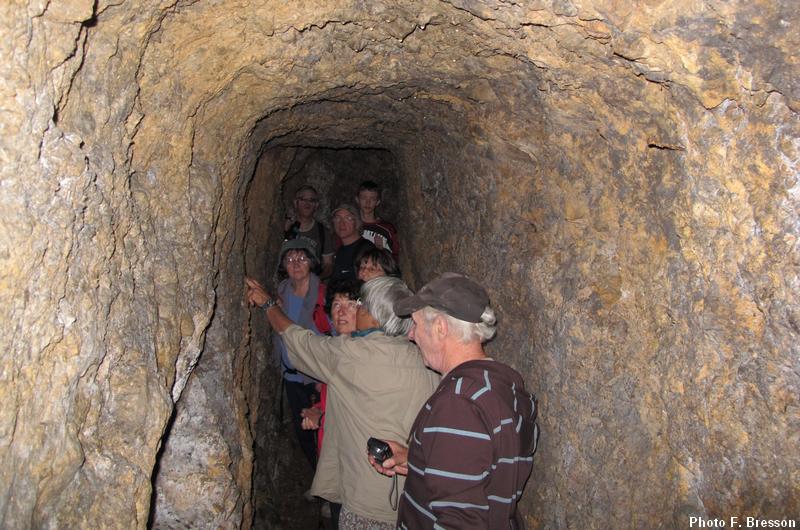 Le groupe en visite dans les galeries