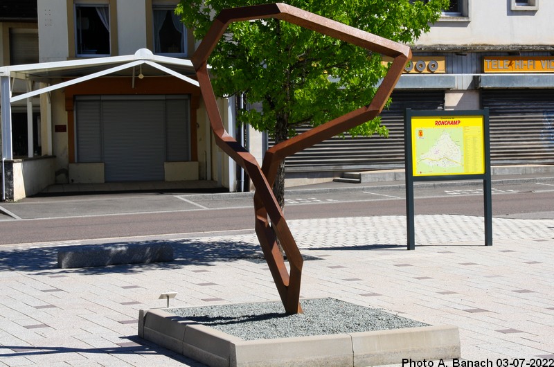 Sculpture sur la Place de l'église