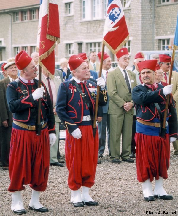 Des anciens Zouaves porte-drapeau