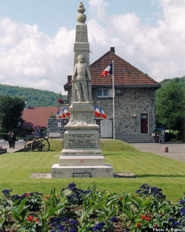 Le monument au square