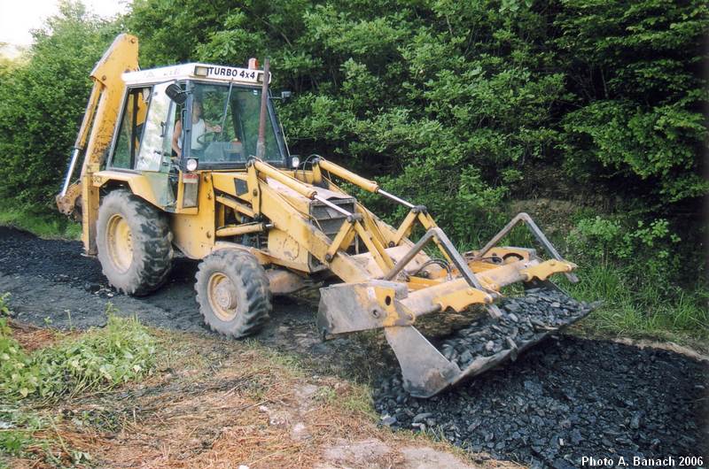 Le tracto-pelle municipal