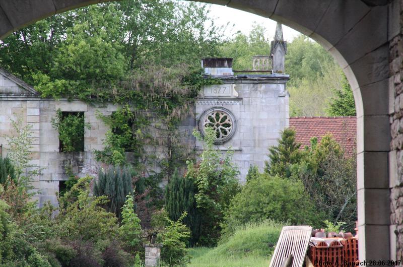 Les anciens bâtiments en ruines