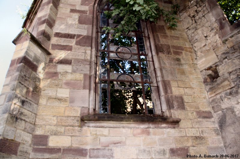 Ancien vitrail de la chapelle
