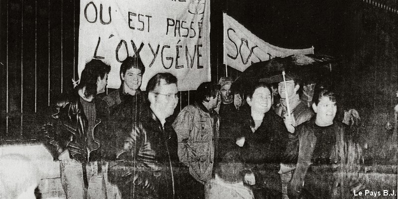 Manifestants devant les grilles