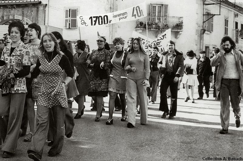 Défilé au centre du bourg