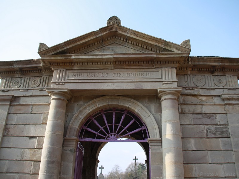 Le porche du cimetière