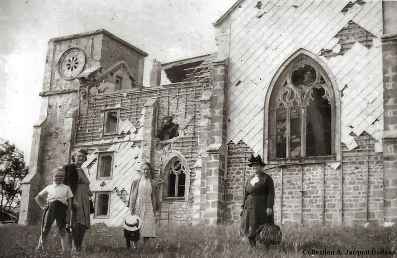 Une famille en visite à la chapelle