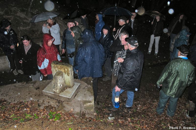 Devant la galerie sous la pluie