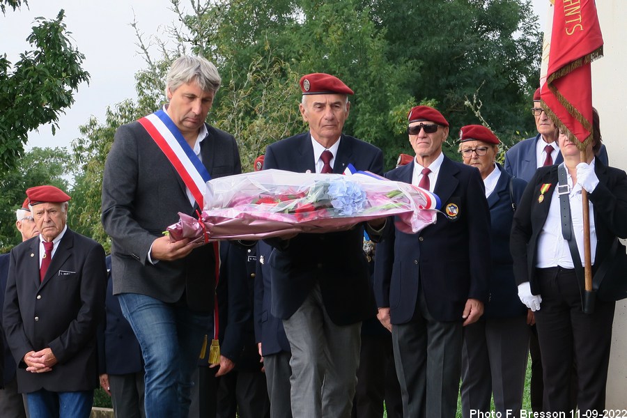 Dépôt de gerbe de la municipalité